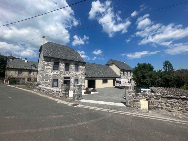 Rénovation et réhabilitation expertes de bâtiments anciens.